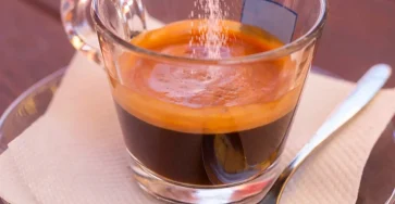 Un expert explique pourquoi il ne faut jamais sucrer son cafe et le boire amer.jpg