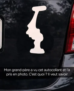 Pourquoi les conducteurs affichent ils cet autocollant a lenvers sur leur voiture.jpg