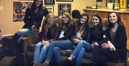 Internet est perplexe face a cette illusion doptique de six filles avec seulement cinq paires de jambes.jpg